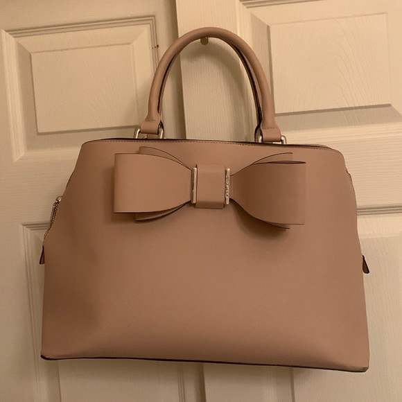 Tan Betsy Johnson tote bag with floral pink/black interior with 7 pockets - Picture 1 of 4